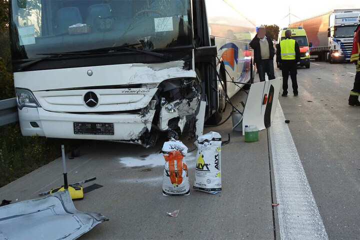 Der VW prallte gegen den Bus, der dabei ebenfalls beschädigt wurde.