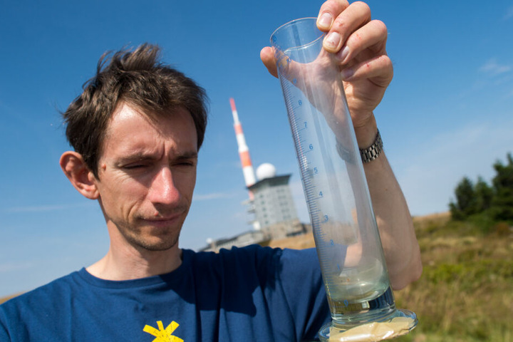 Marc Kinkeldey, Wetterbeobachter und Wetterdiensttechniker des Deutschen Wetterdienstes auf dem Brocken, misst die Niederschlagsmenge der vergangenen Stunden, die Null beträgt.