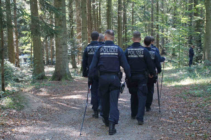 Die Polizei suchte am 4.10 das Waldstück nach dem Fund der Leiche ab.