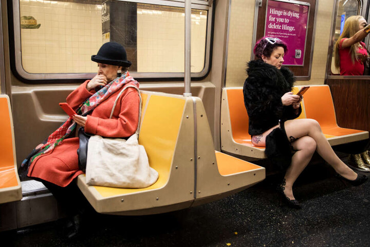 Eine Pendlerin nimmt am jährlichen "No Pants Subway Ride" in New York (USA) teil.