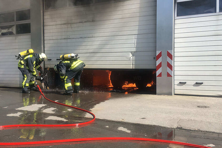 Die Einsatzkräfte mussten das Tor herausnehmen, um an den Brand zu gelangen.
