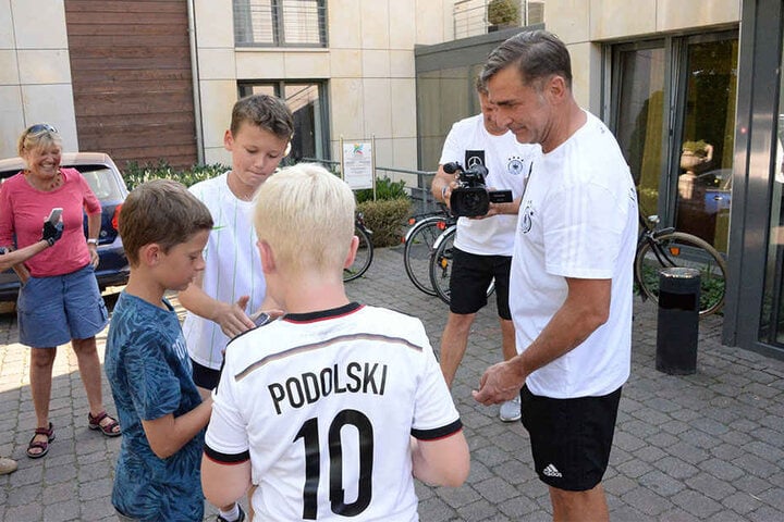 Trainer Stefan Kuntz war am Montag beliebtes Foto-Motiv.