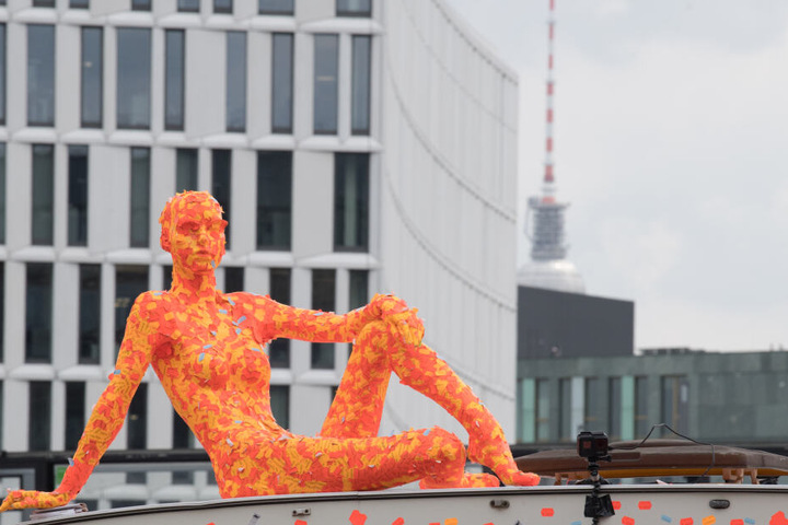 Eine mit Preisetiketten beklebte Puppe auf dem Dach eines Lovemobils auf dem Washingtonplatz.
