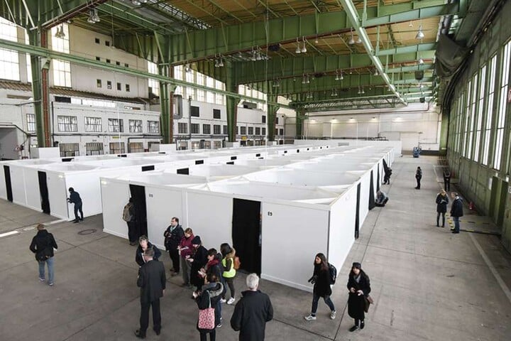 Das Terminal im Flughafen Tempelhof als Notunterkunft für Flüchtlinge.