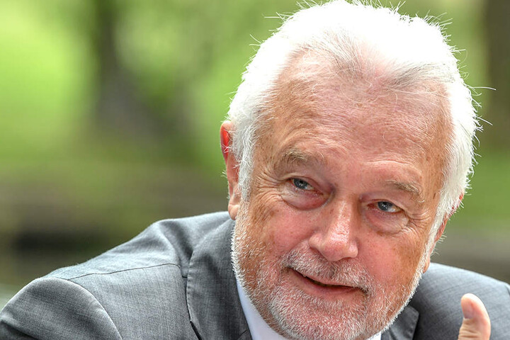 Bundestags-Vizepräsident Wolfgang Kubicki (66) relativiert seine Kritik an Bundeskanzlerin Angela Merkel (64).
