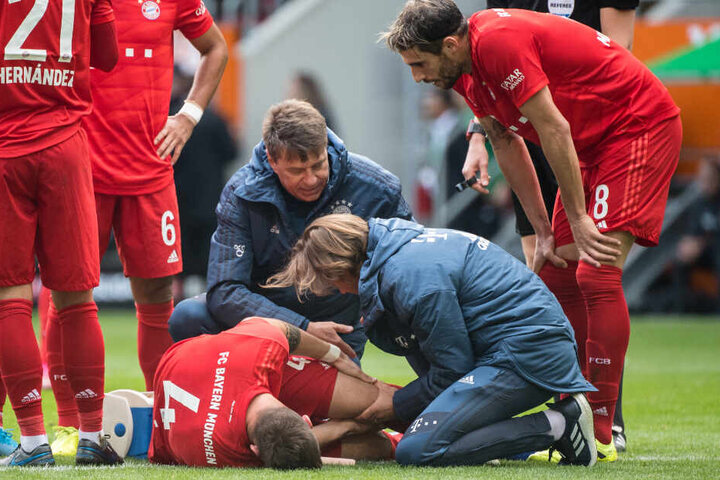 Niklas Süle vom FC Bayern München wird von Hans-Wilhelm Müller-Wohlfahrt behandelt.