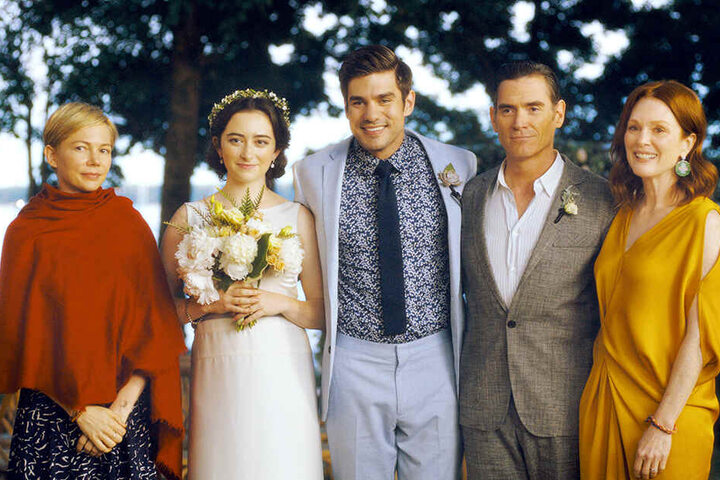 Von links: Isabel (Michelle Williams), das Brautpaar Grace (Abby Quinn) und Jonathan (Alex Esola) sowie deren Eltern Oscar (Billy Crudup) und Theresa Young (Julianne Moore) lassen sich während der Hochzeit gemeinsam fotografieren.