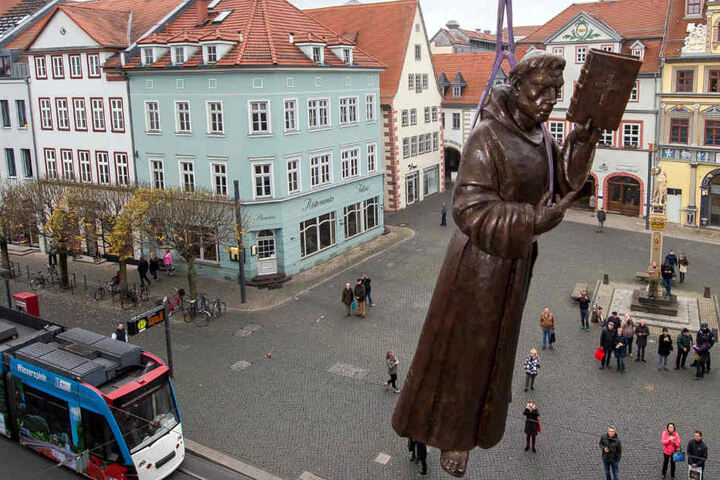 Martin Luther schwebte regelrecht auf dem Erfurter Fischmarkt ein.