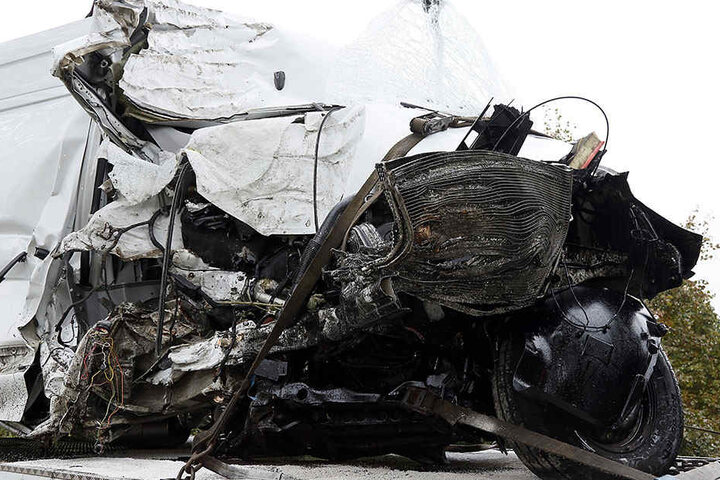 Der Transporter ist nach dem Unfall nur noch Schrott.