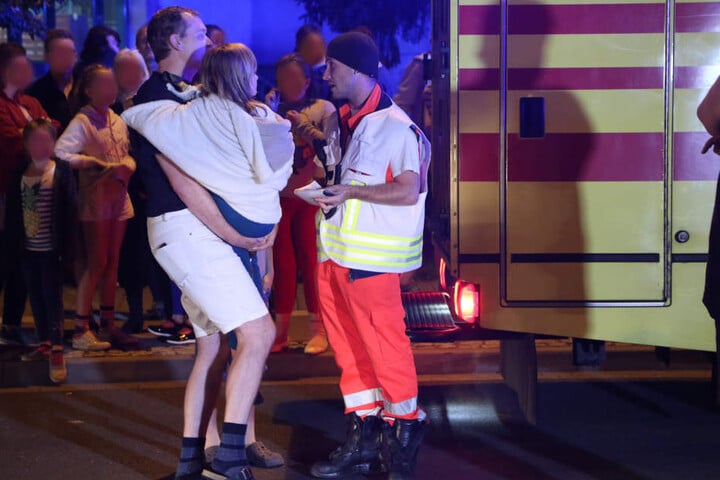 Drei Kinder und ein Erwachsener mussten wegen Verdachts auf Rauchgasvergiftung ins Krankenhaus.