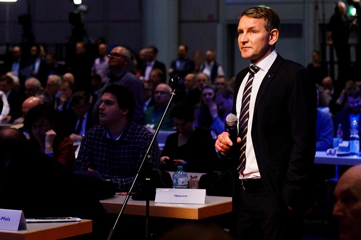 Björn Höcke hält am 03. Dezember während des Bundesparteitages der Alternative für Deutschland im HCC Hannover Congress Centrum in Hannover das Saalmikrofon.