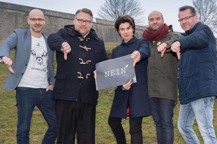 (v.l.) Christian Heym, Marko Enke, Cordula Frankenhäuserwill, Daniel Stassny und Christian Polczek-Becher wollen den Umbau mit einem Bürgerbegehren stoppen.