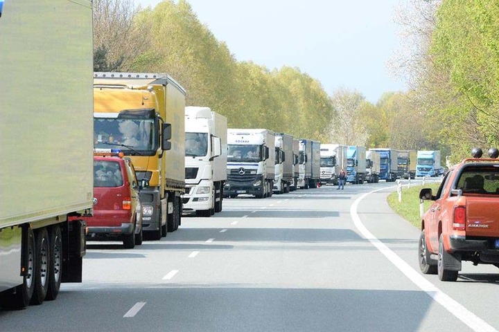 Der Verkehr staute sich an der Unfallstelle.