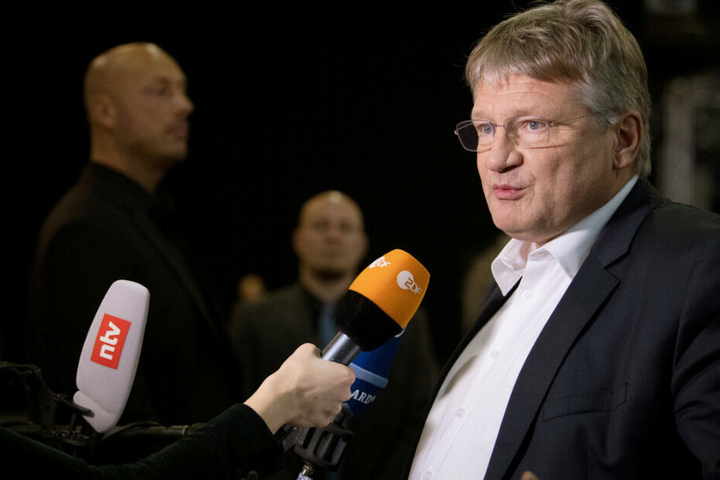 Jörg Meuthen stellt sich in Riesa den Fragen der Journalisten.