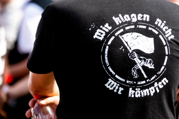 "Wir klagen nicht. Wir kämpfen steht" auf dem T-Shirt eines Teilnehmers einer Neonazi-Demonstration (Archivbild).