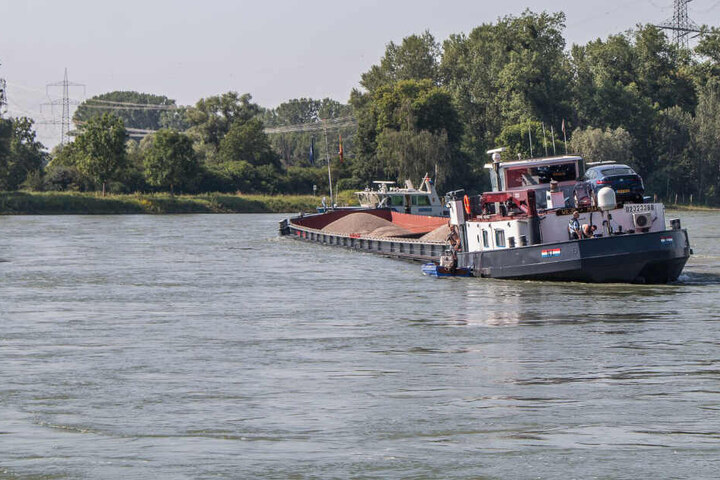 Das Schiff befindet sich in Schräglage.