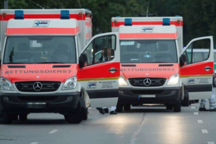Die 31-Jährige wurde bei der Attacke schwer verletzt und musste zur Behandlung ins Krankenhaus gebracht werden. (Symbolbild)