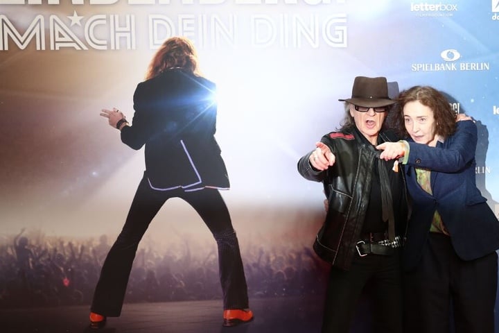 Udo Lindenberg und Hermine Huntgeburth kommen zur Premiere des Kinofilms "Lindenberg! Mach dein Ding!".