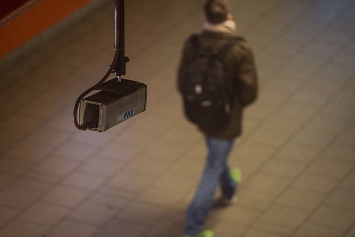 Eine Kamera hängt im öffentlichen Raum und soll helfen, Straftaten besser aufzudecken.