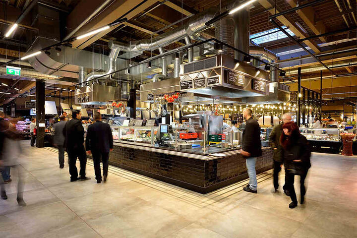 In der Halle geht es wie auf einem frischem Wochenmarkt zu.