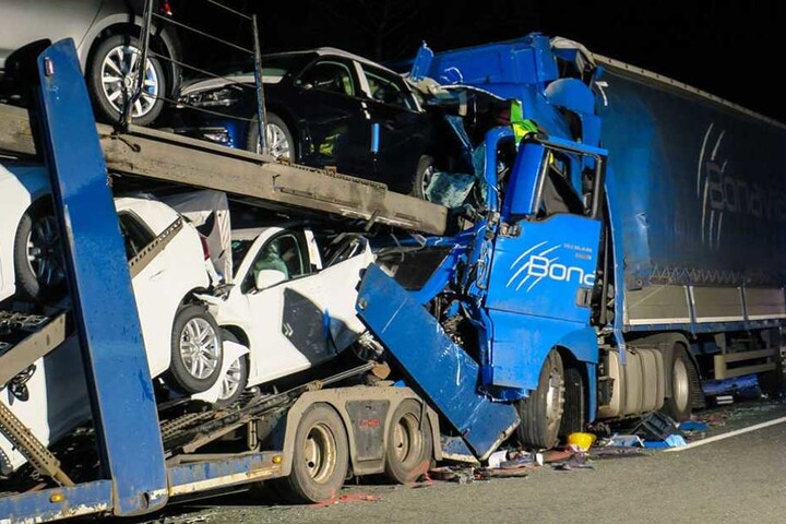 Durch die Wucht des Aufpralls wurden die Autos auf dem Transporter zerstört.