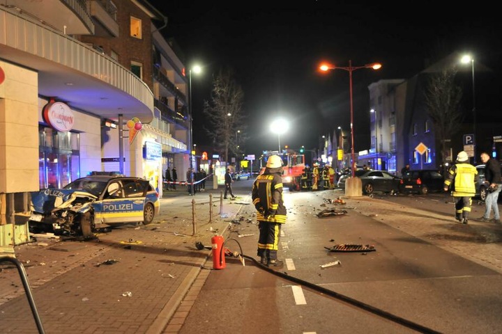 Den Rettern bot sich ein Trümmerfeld auf der Kerpener Straße.