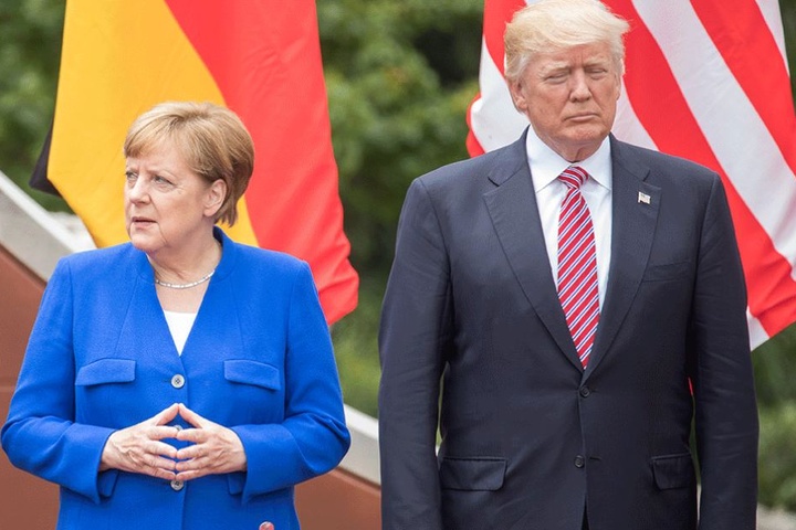 Donald Trump hatte auf dem NATO-Treffen Angela Merkel und die anderen europäischen Bündnispartner mit seinen aggressiven Äußerungen irritiert.