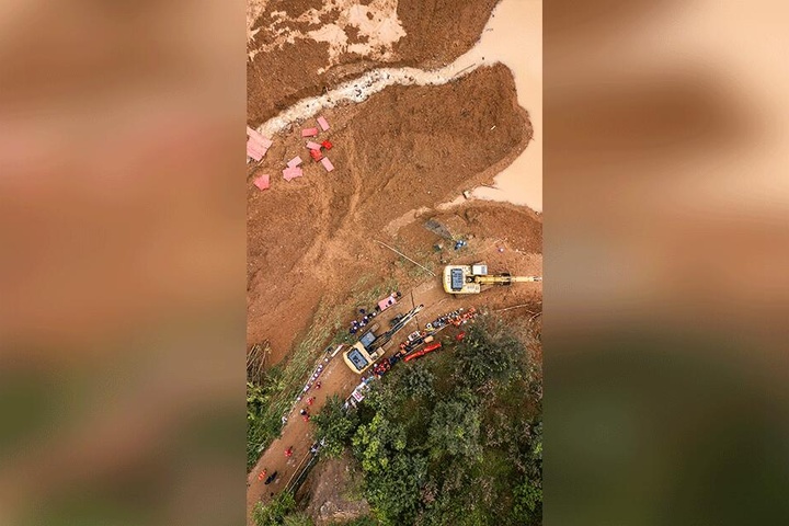Bagger werden für einen Einsatz nach dem Erdrutsch vorbereitet.