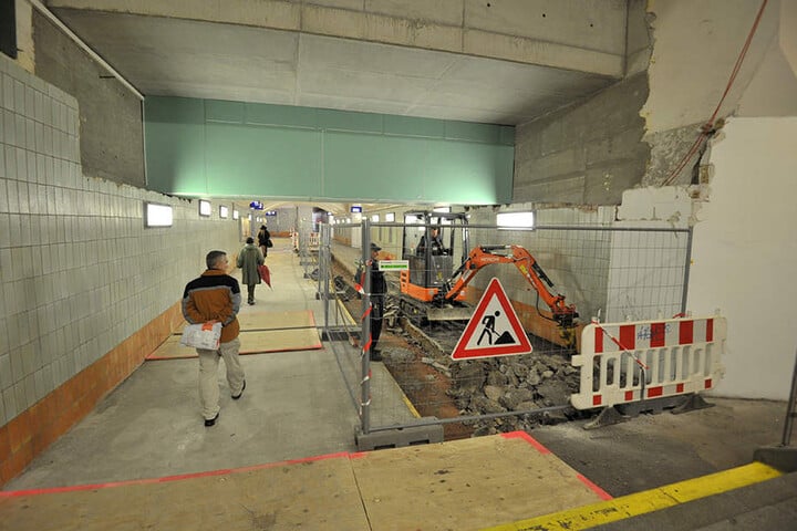 In der Unterführung unter den Bahnsteigen wird derzeit fleißig gebaut.
