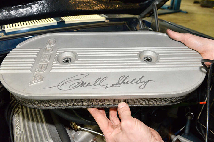 Samt Signatur von Auto-Legende Carroll Shelby (1923-2012) hat der Shelby-Mustang einen Wert von etwa 200.000 Euro.