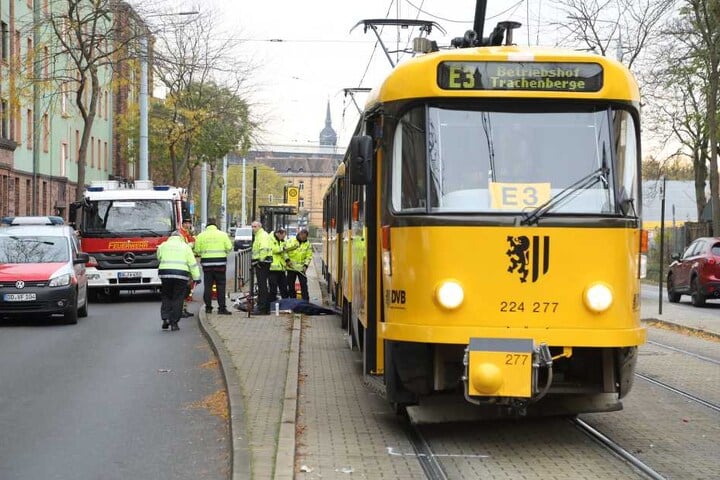 Der grausame Unfall geschah um 9.40 Uhr an der Haltestelle Lößnitzstrasse.
