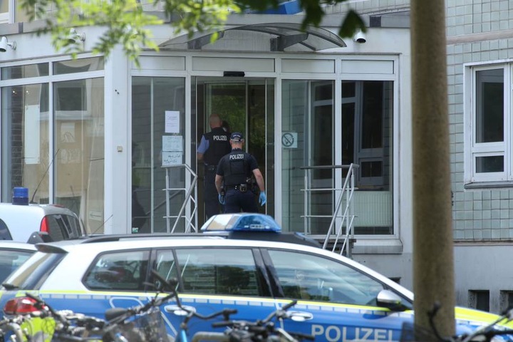 14 Streifenwagen und 28 Beamte sollen vor Ort im Einsatz gewesen sein.