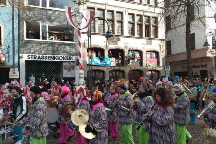 Hunderttausende trotzen den Temperaturen und feiern Karneval mit Musik und Kamelle.