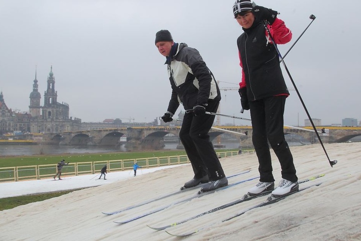 Sabine Bechmann (53) und Christoph Weise (59) nutzten am Sonntag die Chance, an der Elbe Langlauf zu fahren.