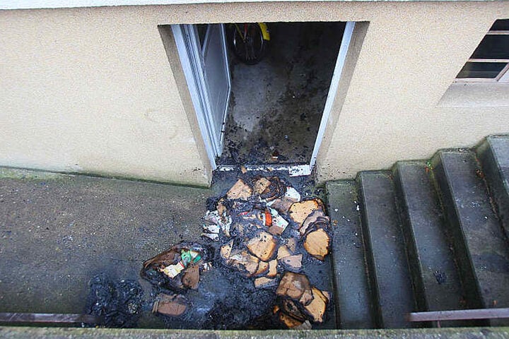 In einem Kellerraum ist das Feuer aus bisher ungeklärten Gründen ausgebrochen.