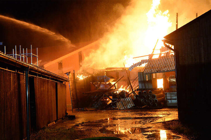 Eine Lagerhalle fiel den Flammen ebenfalls zum Opfer.