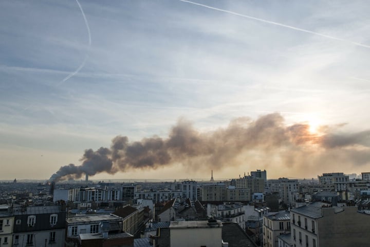 Weit über der Stadt ist die Rauchsäule des Brandes zu sehen.
