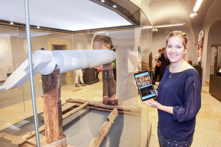 Linda Burghardt (31), stellvertetende Museumsleiterin, zeigt den Medienguide.