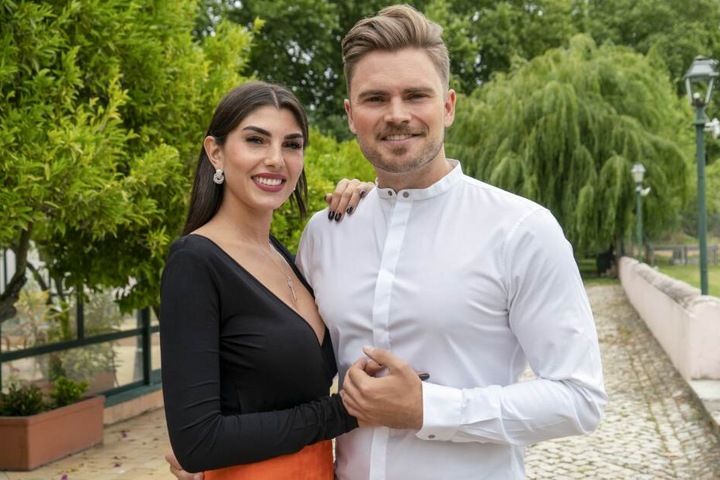 Jetzt kommen die Trash-Kandidaten. Bachelorette-Urgestein Johannes Haller und Yeliz Koc fliegen auch nach Portugal.