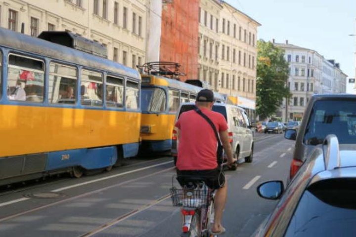 In der inneren Jahnallee ist das Parken inzwischen verboten. Radler schauen trotzdem in die Röhre.