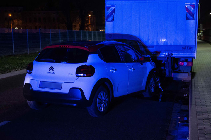 Sie soll den geparkten Lastwagen nicht gesehen haben.