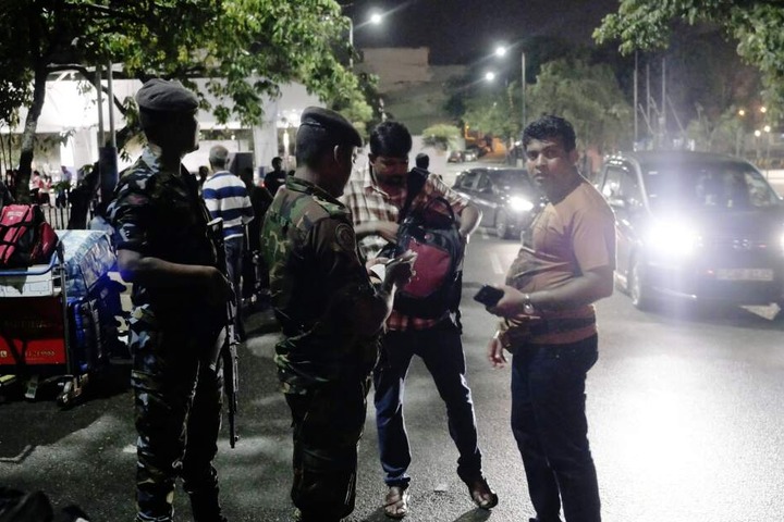 Nach eine Reihe von Anschlägen am Ostersonntag stehen Soldaten für die Sicherheit am Internationalen Flughafen Colombo Bandaranaike Wache.