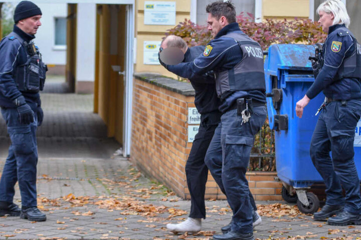 Der Mann wurde festgenommen und in eine psychiatrische Einrichtung gebracht.