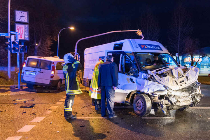 Ungebremst war der Transporter am Sonntag in das Taxi gerauscht.