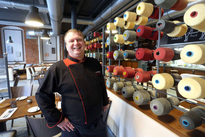 Markus Jost (43) bekocht die Gäste des Maxlouis. Das Ambiente mit
Industriecharme kommt an.