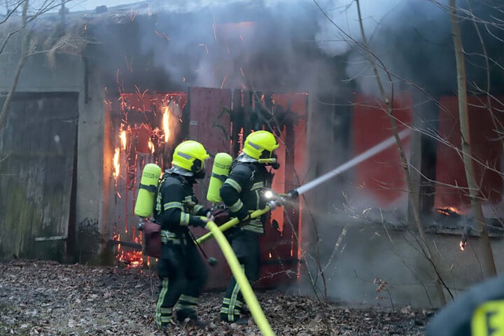 Die Feuerwehr konnte den Brand nach etwa zwei Stunden löschen.