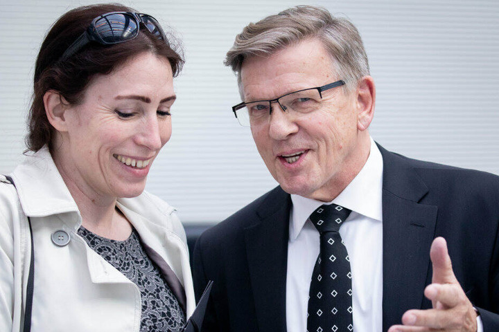 Gerold Otten spricht mit Parteikollegin Mariana Harter-Kühnel.