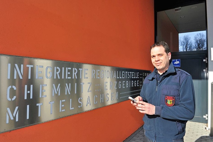Leitstellenmitarbeiter Sebastian Schneider (37) half am Telefon bei einer Hausgeburt.