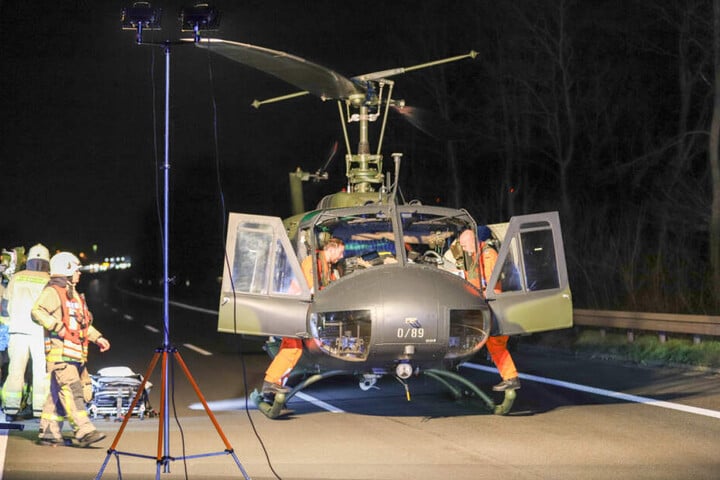Der Schwerverletzte wurde von einem Rettungshubschrauber in ein Krankenhaus geflogen.