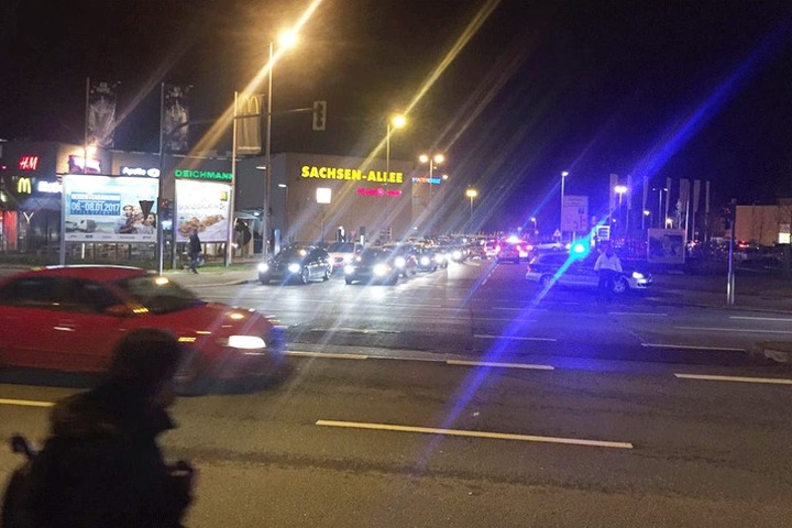 Polizei steht vor dem Sachsenallee-Center.